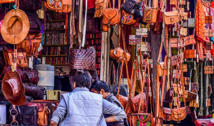 What are the Must‑Visit Stalls in Janpath Market for Handicrafts