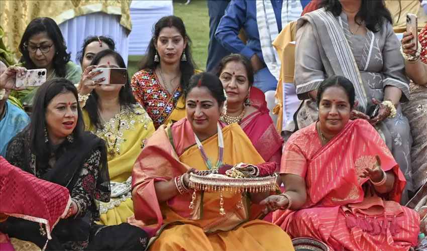 Delhi CM Rekha Gupta Celebrates Karwa Chauth with Singer Jaspinder Narula