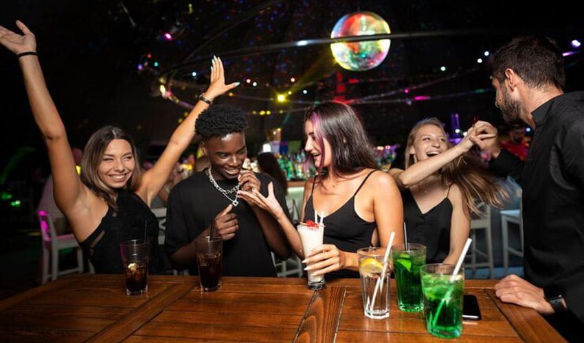 Top 10 Bars in Delhi for Couples Party